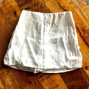 American Thread white skirt with side button accent, size medium